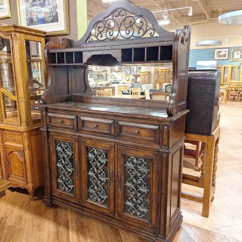 Traditional Buffet Cabinet With Hutch Top 1